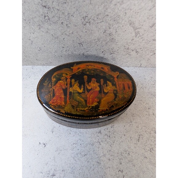 Signed Palekh Russian Lacquer Box w/ Certificate – “Maidens” by Kononova – 1992 - Picture 4 of 9